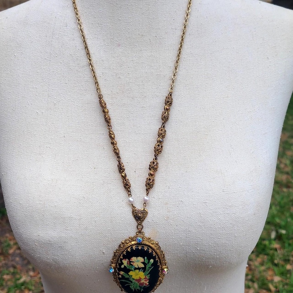 Elegant Gold and Black Floral Pendant Necklace